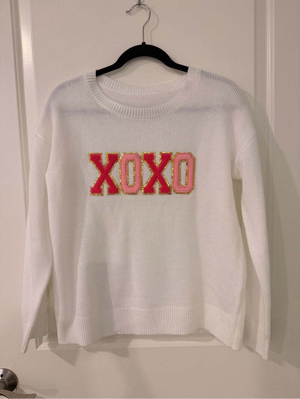 WHEAT Women’s Medium White XOXO Fuzzy Letter Glitter Graphic Sweater